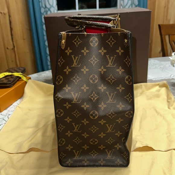 Louis Vuitton Brown Tote Bag with Iconic Monogram Design and Structured Shape - Picture 3 of 8